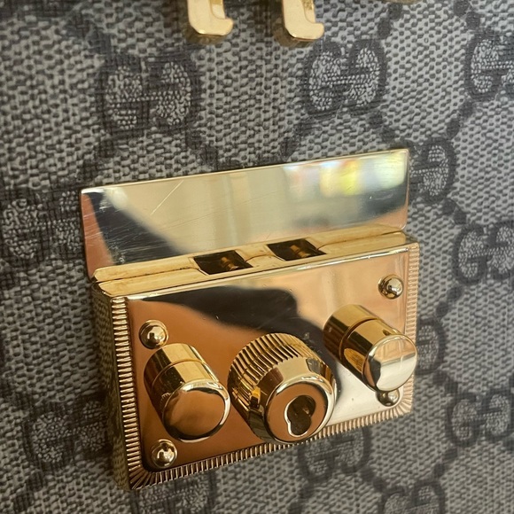 Authentic Gucci GG Supreme Medium Shoulder Bag - Picture 7 of 13